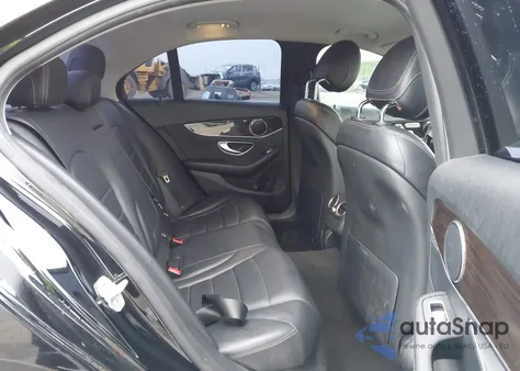 2015 Mercedes-Benz C 300 z USA, uszkodzony, nr VIN 55SWF4JBXFU077726